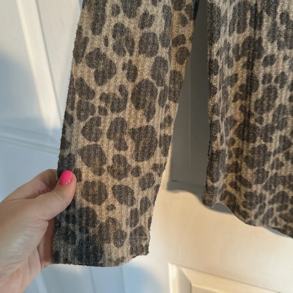 Peace & Pearls Leopardd Waffle Knit Long Sleeve Medium - Picture 3 of 3